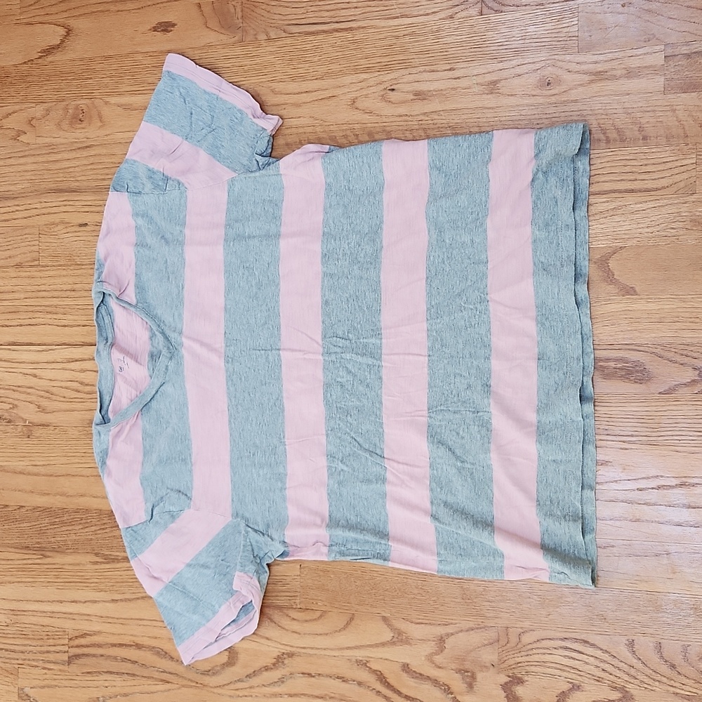 Men's Gap v-neck t shirt